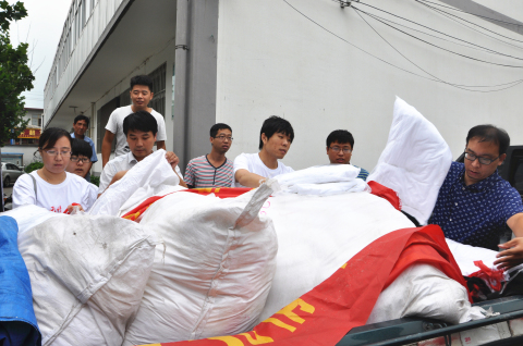 洪水无情 德盛有爱 -------德盛集团向灾区群众献爱心(图2)