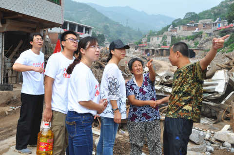 洪水无情 德盛有爱 -------德盛集团向灾区群众献爱心(图3)