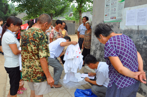 洪水无情 德盛有爱 -------德盛集团向灾区群众献爱心(图4)
