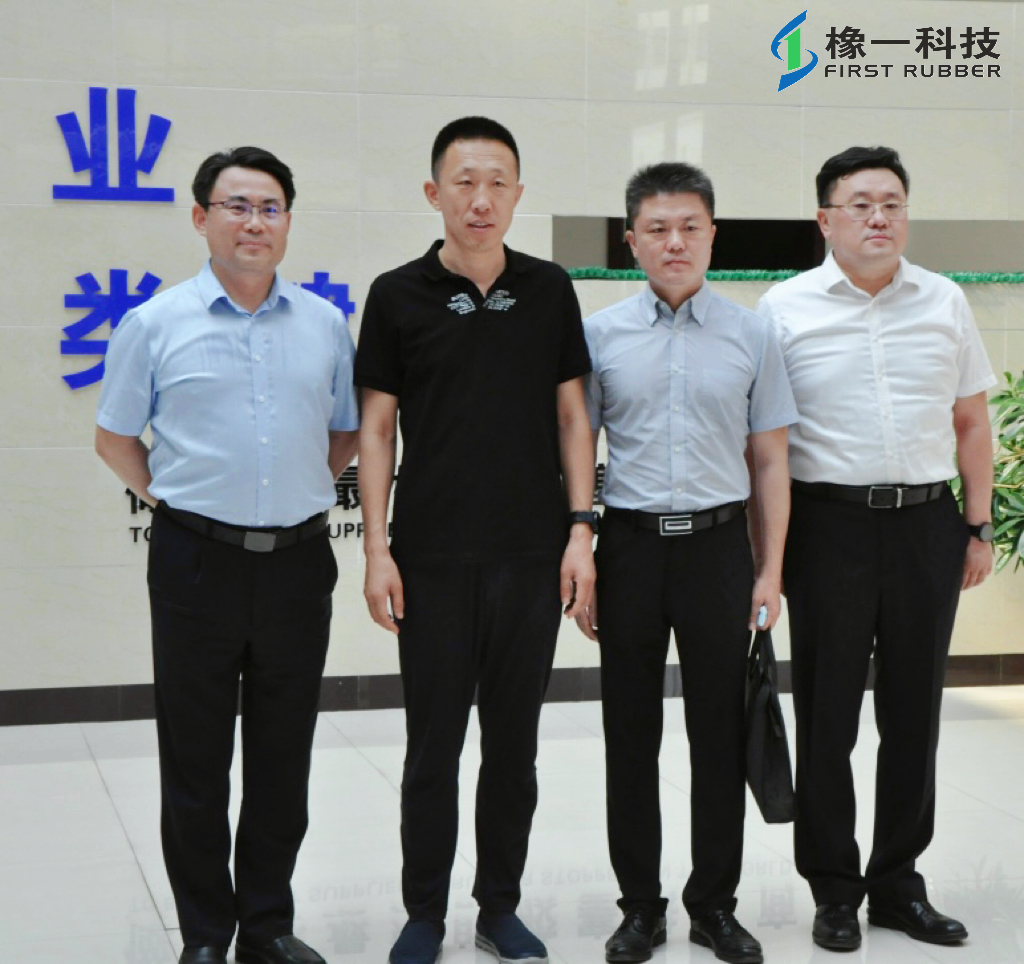 聚共识、增信心、促发展——光大银行河北省分行行长沈春华一行莅临德盛集团旗下核心企业橡一科技参观考察(图1)